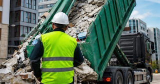 Вывоз строительного мусора в Энгельсе: услуги лицензированной компании — ПроМусор